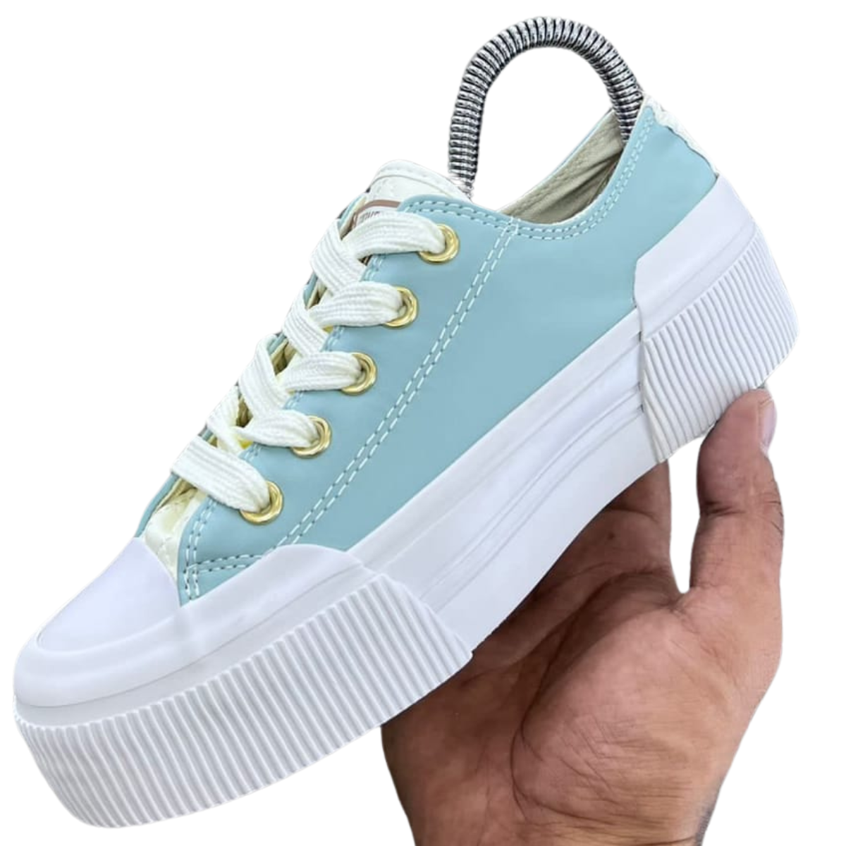 CONVERSE MUJER ALL STAR BAJAS: ¡El calzado perfecto para cualquier ocasión! ¿Estás buscando el calzado ideal para tu estilo casual y moderno? Las Converse Mujer All Star Bajas son la opción perfecta para ti. En Onlineshoppingcenterg, sabemos lo importante que es encontrar un par de zapatillas que combinen estilo, comodidad y durabilidad. Por eso, aquí te explicamos todo lo que necesitas saber antes de hacer tu compra.  ¿Por qué elegir las Converse Mujer All Star Bajas? Las Converse bajas mujer han sido un ícono en el mundo de la moda desde hace décadas. Su diseño versátil, disponible en una amplia variedad de colores y estilos, hace que se adapten a cualquier look, ya sea casual, urbano o incluso deportivo. Pero ¿qué las hace tan especiales?  Estilo y versatilidad Con las Converse bajas plataforma y las Converse caña baja mujer, tienes la opción de escoger entre diferentes alturas y materiales. Puedes optar por los modelos clásicos como las Converse negras bajas o las Converse bajas blancas si prefieres un estilo más tradicional, o subir tu look con las Converse plataforma blancas bajas para un toque más audaz.  Comodidad todo el día Si buscas algo que puedas usar durante todo el día sin comprometer la comodidad, las Converse plataforma bajas blancas son ideales, ya que te ofrecen un extra de altura sin perder el confort. Su diseño ligero y su suela de goma proporcionan un soporte excelente.